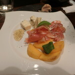 ラズベリー ベレー - 柿と生ハムとサラミ・チーズ　650円