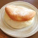 志津屋 - カルピスバターフランス（140円）