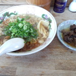 極 - 牛すじラーメン　730円　※小皿にあるのが牛すじ