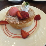 星乃珈琲店 - お連れ様がオーダーした苺のスフレパンケーキ。