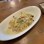 カフェ・ラ・カフェ - しめじベーコンのカルボナーラ