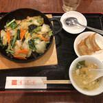 Honkon Tei - 鉄鍋中華丼と餃子3個セット 全景