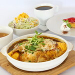 【熱々・香ばしい】チキンのカレーオムライスグラタン 1,550円（税込 1,705円）