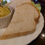 サッポロ珈琲館 - 山型パンのアップ。６枚切りぐらいの厚さ。