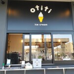 otiti - お店の前（11/27）