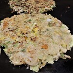 Okonomiyaki Iyo - ひっくり返して・・・焼き焼き