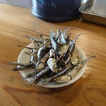 つけ麺 いちびり - 出汁をとった煮干の素揚げ