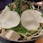 じろう桜 - もつ鍋は，金もつ（醤油鍋）か白もつ（味噌鍋）を選びます。