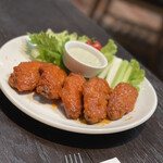 T.Y.HARBOR - スパイシーNYチキンウィング、ブルーチーズディップとセロリスティック。ビールに合いすぎ！