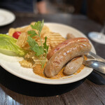 T.Y.HARBOR - グリルソーセージの盛合せ、クレオールマスタードソース、ポテトチップス。