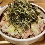 Nikusoba Suzuki - 肉とネギと海苔で、蕎麦が見えませんが美味しそう！