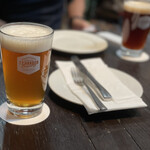 T.Y.HARBOR - 手前が定番のペールエール、奥がアンバーエール、M（420ml）。