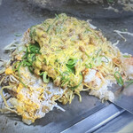 Okonomiyaki Hirano - お好み焼きソバライス(トッピング:納豆、キムチ)