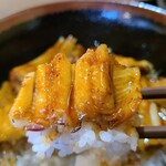 Setouchi Guriru Jipangu - 瀬戸内海産らしく小振りな穴子
                        焼き置きだと特徴の滋味の濃さも分からず
                        厨房も小さいので、穴子の焼き手まで置けないよね
                        (^_^;)