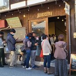 Setouchi Guriru Jipangu - 厳島神社の唐門から徒歩約2分歩いた場所にある「瀬戸内グリルじぱんぐ」さん
                        この日は紅葉の見頃と大鳥居を間近に見れる仮説足場の利用最終日とあり、宮島は異常な人出でした