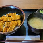 瀬戸内グリル じぱんぐ - あなご丼(税込1,850円)
お味噌汁とお漬け物、小鉢(枝豆3つ)がセット
穴子は瀬戸内海産とのことで期待して並びましたが、焼き置き穴子を蒸して温め直したものを載せていたのでガッカリ