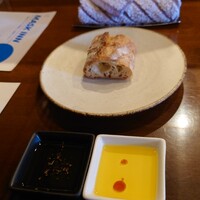 ラトリエ まる耕 - ○古代小麦のパン
                      赤ワインビネガーのオイルと
                      ハーブスパイスのオイルで頂いた。
                      
                      それよりも
                      この前菜のソース達をパンで掬って食べた品で
                      凄くパンが旨くなる❕
                      前菜のソースが優れている