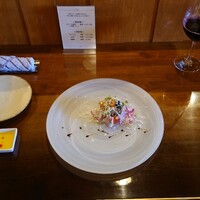 ラトリエ まる耕 - ●グランセゾン　5,500円
                    ▶本日の前菜
                    ○鮪とトマトのマリネ
                    手前にございますソースがバルサミコソースです。
                    味わいの変化をお楽しみください。
                    との説明。