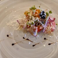 ラトリエ まる耕 - 酸味が爽やかな美味しいドレッシングと
                    多少甘みを感じるバルサミコソース
                    フランス産マスの卵とキャビアが載ってた。
                    これは旨みがシッカリとしてるねえ❕
                    ソースのお陰で美味しく食べられる