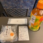 セブンイレブン - 料理写真:塩むすび＋綾鷹