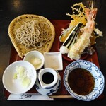 手打そば千花庵 - 御婦人のざる蕎麦食べ比べ（産地別二種） 天然大海老と野菜天付ざる蕎麦