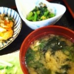 吉膳 - 味噌汁と青菜のツナ和え