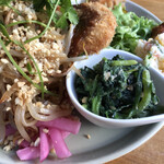 カメイノ食堂 - 春菊のピーナッツ白和え、カブの漬物、ポテトサラダ