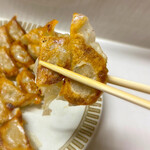 ぎょうざ 湖月 - 小振りでパリッ。餡は肉メインですが全く重たくないです