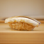 鮨おばな - ◇小鰭
      しっかり締めた身から穏やかに浮かんでくる酸味。噛むほどに色濃さの味が増し、シャリがほどけて全体と馴染むほどに美味しい！