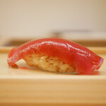 鮨おばな - ◇赤身（噴火湾）
      舌に伝わる酸味とシャリの酸味とが合致し、赤身としてあるべき味わいと心地よさにあふれる。