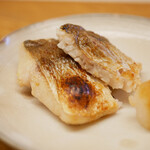 鮨おばな - 身を解けば薄皮で保っていたかのように甘いあぶらでしっとり満たされ、それでも不思議とさっぱり。 魚らしい味を放ち、皮目のえんみが綺麗に身へと浸透してふくらむおいしさ！  これも上手いつまみです。