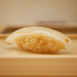 鮨おばな - ◇スミイカ
      サクサクからねっとりへと食感を楽しめ、醤油とシャリのえんみがしっかり旨味を形成して膨らませる！
      改めてシャリの美味しさも伝えてくれました！