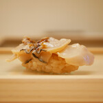 鮨おばな - ◇蛤
      柔らかな咀嚼からふわっと立つミネラル感。ほんのりコクと甘みが乗ったツメは、蛤の味を邪魔せず包む！うまさに溢れる握り。