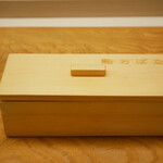 鮨おばな - 店名入りの桐箱