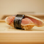 鮨おばな - ◇〆鯖海苔巻き
      あえて皮目を厚く切り付け、その強い食感からどんどん膨らむ旨味！身の香りに交えた海苔の風味も心地よく広げ、食べ手を面白く刺激する。