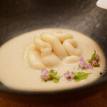 鮨おばな - クリーミーなコクを纏った白子、解けばさらに伸びるコクと旨味！余韻にまでも旨味があふれて、堪らずお酒を流し込むループへ。