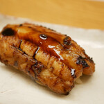 鮨おばな - 柔らかな身は一瞬にして纏まり、フワッと膨らむ旨味。ツメのほろ苦さが味を整えて、穴子らしい香りが余韻へ繋げる。