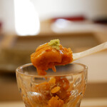 鮨おばな - 乗せた雲丹は旨味を放つように口どけて、シャリと混ざり、えんみ方向の旨味がしっかりと膨らみます。 デザート感覚の極上の一口。