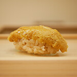 鮨おばな - ◇大千の紫雲丹（青森）
      口に対する抵抗を一切感じさせないナチュラルな口当たり！穏やかな香りを立てて消え去っていく綺麗で驚きに満ちた至極の口どけ。
      そんな雲丹を引き立てるシャリのバランスも極上！