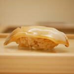 鮨おばな - ◇北寄貝
      ザクザクと食感を立て、醤油とシャリのえんみが身から溢れるミネラルをダイレクトに感じさせる。