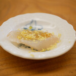 鮨おばな - ◆ボラのカラスミがけ（徳島 鳴門）
      同じ個体の身とカラスミで正真正銘の親子。
      鳴門の漁師さんからの産直もの。