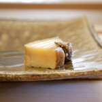 鮨おばな - ◆蒸し鮑
      鮑自体のエキスで煮詰めただけの味付け。 心地よい咀嚼から出汁の味わいをしっとりと奥深く広げ、ひと噛みが実に美味しさてあふれ、極上なうまさに浸れる逸品。