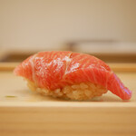 鮨おばな - ◇大トロ（青森 八戸）
      蛇腹に近い部位で、60kgと思ったより小さいサイズ。