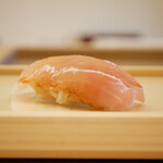 鮨おばな - ◇縞鯵
      口の中で弾むような食感から甘みを広げ、粒立ちの良いシャリが柔らかな酸味で身の甘みをさらに引き立てる！
      心をギュッと掴まれる初球のにぎり。