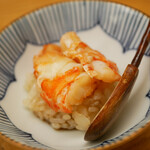 鮨おばな - タレが全体をしっとりと包み、海老の優しい弾力から香りと甘みが海老のエキスに際立つように広がる。ミソのコクを添えて。