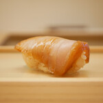 鮨おばな - ◇鰆 漬け
      シャリの滑らかな塩気、そこに身の旨味がしっとりと馴染んで、忍ばせた和がらしが味を正す。食べ終えた後に感じさせるミネラル感までも美味しさとして表現！