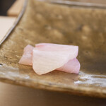 鮨おばな - ◆カンパチ（三重）
      20kgの大物で2週間締めたもの。
      ねっとりと馴染み、感じる透明感。そこに醤油のコクと塩気を心地よく響かせる。