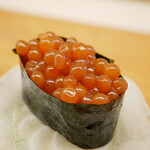 鮨おばな - いくつかの粒は弾けないほどコーティングされ、圧で破くと濃厚にしっとりと、コク深く口中にあふれ渡る新感覚。一度食べたら忘れられない味わいです。