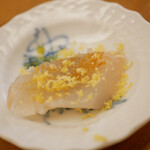 鮨おばな - しっとり旨味を伝え、カラスミの塩味が穏やかに表情をつくる。