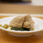 鮨おばな - ◆煮牡蠣
      薬味は柚子胡椒、青のりを敷いてあります。